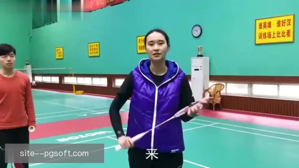 国羽入门动作教学，新手先练基础握拍发球